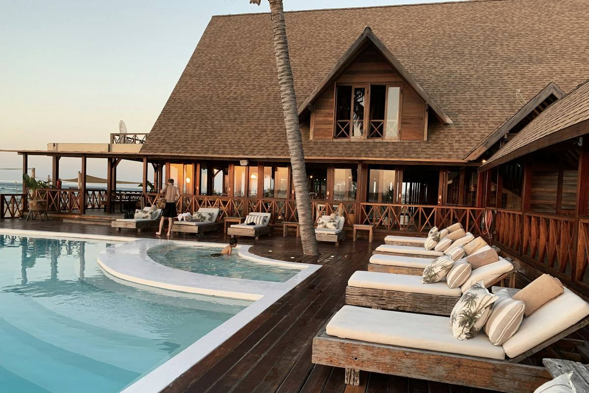 Deck de hotel com espreguiçadeiras à luz do entardecer